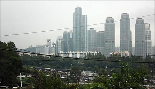 전국 최고가 전세 아파트는 서울 강남구 도곡동 타워팰리스인 것으로 확인됐다. 사진은 서울 구룡마을에서 바라본 도곡동 타워팰리스의 모습. ⓒ연합뉴스