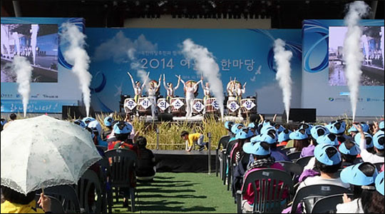 11일 오전 경기도 파주시 임진각 평화누리에서 열린 '북한이탈주민이 함께하는 2014 어울림 한마당' 행사에 참석한 북한이탈주민들이 북한 예술 공연을 관람하고 있다.ⓒ연합뉴스