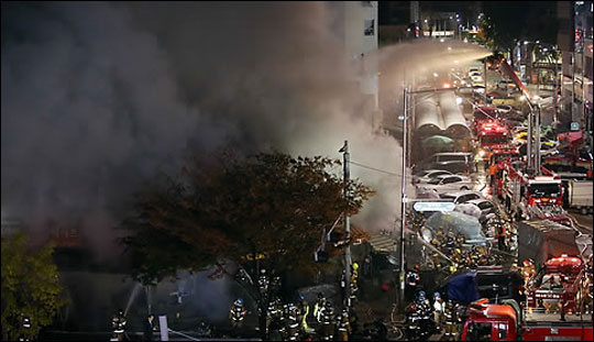 지난 20일 오후 서울 종로구 동대문종합시장 앞 원단상가에서 원인 불명의 화재가 발생했다. ⓒ연합뉴스