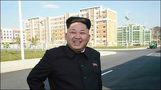 건강이상설에 휩싸였던 김정은 북한 국방위원회 제1위원장이 40일 만에 공개석상에 등장했다. ⓒ연합뉴스 