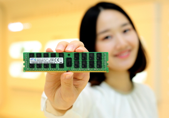 삼성전자 모델이 21일 세계 최초로 양산에 성공한 20나노 8기가비트(Gb) DDR4 서버 D램을 소개하고 있다.ⓒ삼성전자