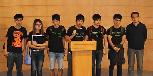 홍콩 시민의 도심 점거 시위가 24일째로 접어든 21일(현지시간) 저녁 홍콩의학아카데미에서 시위대와 정부가 처음으로 공식 대화를 했지만, 구체적인 합의 없이 견해차만 확인했다. 사진은 정부 대표와의 대화에 참여한 학생 시위대.  ⓒ연합뉴스