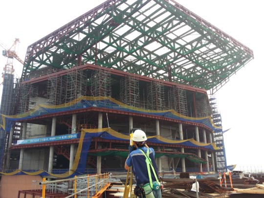 인천 송도국제도시에 건설되고 있는 아트센터 현장에서 포스코건설 직원이 ‘3D 측량 시스템’을 이용해 건축물을 측량하고 있다.ⓒ포스코건설