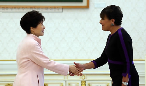 박근혜 대통령이 22일 오후 청와대에서 페니 프리츠커 미국 상무부 장관을 접견, 악수하고 있다. ⓒ연합뉴스