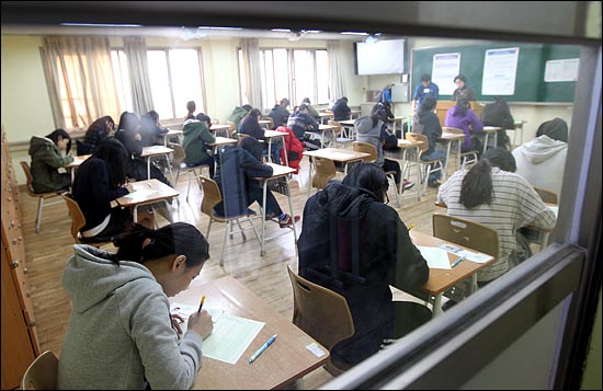 지난 2011년 여의도여고에서 대입 수험생들이 시험이 시작되기를 기다리고 있다.(자료사진)ⓒ데일리안 박항구 기자