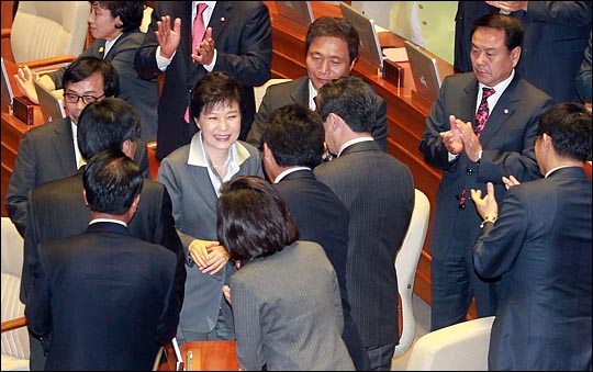 박근혜 대통령이 29일 오전 국회 본회의에서 2015년도 정부 예산안 시정연설을 마친뒤 퇴장하며 의원들과 인사를 나누고 있다.  ⓒ데일리안 박항구 기자