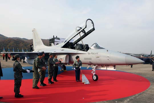 박근혜 대통령이 30일 제8전투비행단에서 국산 첫 전투기 FA-50 전력화행사에서 '창조국방의 나래'란 친필휘호제막을 하고 있다.ⓒ국방부