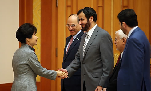 박근혜 대통령이 31일 오전 청와대에서 알 자세르 경제기획부 장관 등 사우디아라비아 경제관련 장관들을 접견하며 인사하고 있다. ⓒ연합뉴스