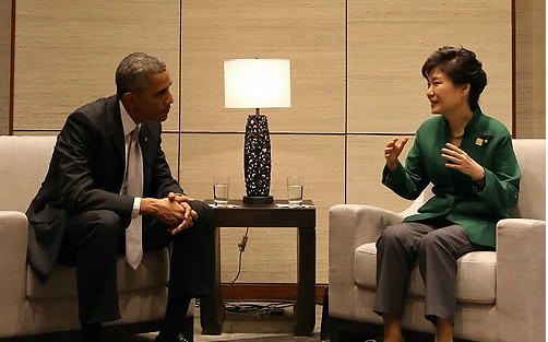 박근혜 대통령과 버락 오바마 미국 대통령이 11일 오후 중국 베이징 외곽 옌치후의 ‘국가회의센터’에서 열린 한미정상회담에서 환담하고 있다. ⓒ연합뉴스