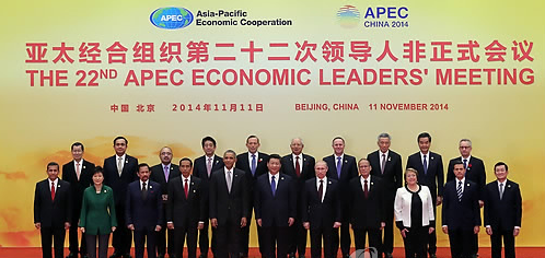 11일 오전 중국 베이징 외곽 옌치후에 자리잡은 ‘국가회의센터’에서 열린 APEC 정상 기념촬영에서 박근혜 대통령을 비롯한 각국 정상들이 기념촬영하고 있다. ⓒ연합뉴스