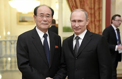 소치 동계올림픽 개막식에 참석한 김영남 최고인민회의 상임위원장(왼쪽)이 지난 2월 7일 블라디미르 푸틴 러시아 대통령를 만났다고 조선중앙통신이 8일 보도했다.ⓒ연합뉴스