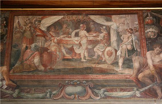 아트레우스가 동생인 티에스테스에게 그의 아들을 죽여 만든 요리를 제공하고 있다. ‘티에스테스의 연회‘, 그레고리안 에트루리아 미술관(the Gregorian Etruscan Museum)의 제10실 벽면을 장식한 프레스코화, Orlando Parentini 1559~1565년 작, 바티칸 미술관, 사진 Jean-Pol GRANDMONT 