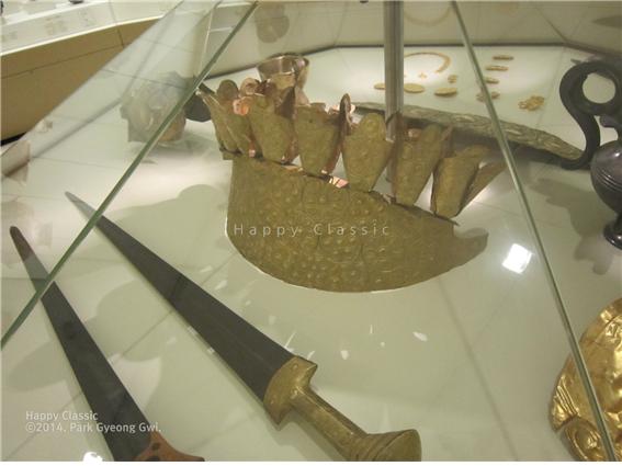 미케네 왕성의 원형 무덤에서 발굴된 황금 왕관과 황금으로 자루가 장식된 청동 검, 미케네 고고학 박물관 소장 ⓒ박경귀