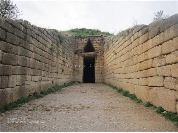 ‘아트레우스의 보고’이다. 사실은 보물창고가 아닌 무덤이다. 3400여 년 전의 무덤의 보존상태가 매우 양호하다. ⓒ박경귀 
