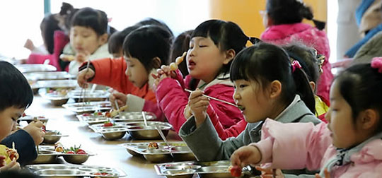 경남 지역의 학교 비정규직 총파업 유보로 우려했던 급식대란은 피했다.(자료사진) ⓒ연합뉴스