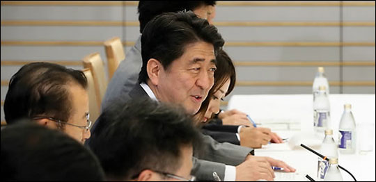 일본 중의원이 21일 오후 해산되면서 '아베노믹스'의 중간평가로 볼 수 있는 중의원 선거가 다음달 14일 치러질 예정이다.(자료사진) ⓒ연합뉴스