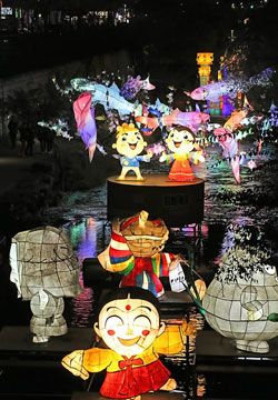 서울 청계천 1.2㎞ 구간에서 '서울의 빛나는 세계유산'을 주제로 펼쳐지는 '서울빛초롱축제'를 찾은 시민들이 화려한 빛의 향연을 미리 즐기고 있다. ⓒ연합뉴스