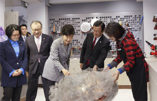 박근혜 대통령이 21일 문래동 소공인특화지원센터를 방문해 전시 예술품인 철 연꽃을 관람하고 있다. ⓒ청와대