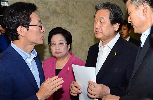 정두언 새누리당 의원(맨 왼쪽)이 지난 7월 15일 오후 국회에서 열린 의원총회에 참석하며 김무성 대표와 서류를 보며 대화를 나누고 있다. ⓒ데일리안 박항구 기자
