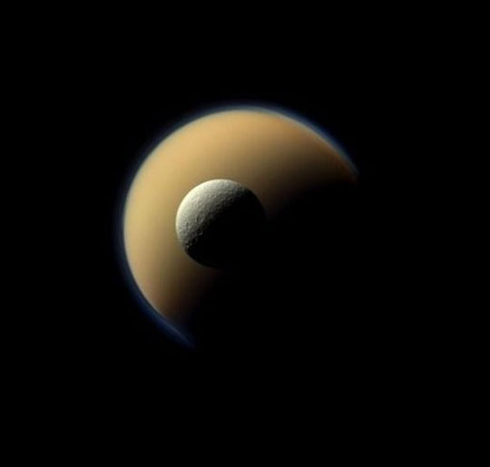 토성의 위성 레아가 타이탄의 품에 안긴 듯한 모습 ⓒ유럽우주기구
