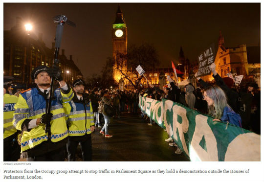 영국 대학생들이 19일(현지시각) 런던에서 대학 등록금 철폐를 주장하는 대규모 시위를 벌였다. 허핑턴포스트 보도화면 캡처