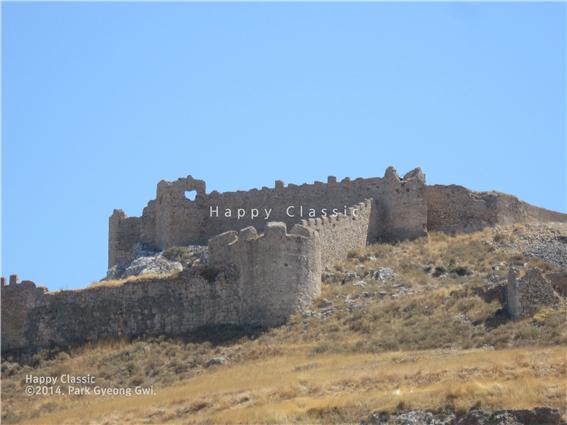성채로 오르는 북쪽 산허리에서 바라본 라리사 성채(Larissa Castle), 하단의 중앙 부분의 성벽은 미케네 성벽과 같은 거대한 돌로 이루어져 있다. 3500여 년 전에 쌓았던 키클롭스 성채의 일부이다. ⓒ박경귀