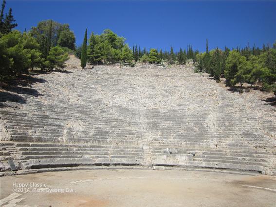 아르고스의 원형극장, 합창단이 서는 오케스트라와 청중이 앉는 좌석 사이에 방벽이 없는 고대 그리스 극장의 원형의 모습대로 남아있다. ⓒ박경귀 