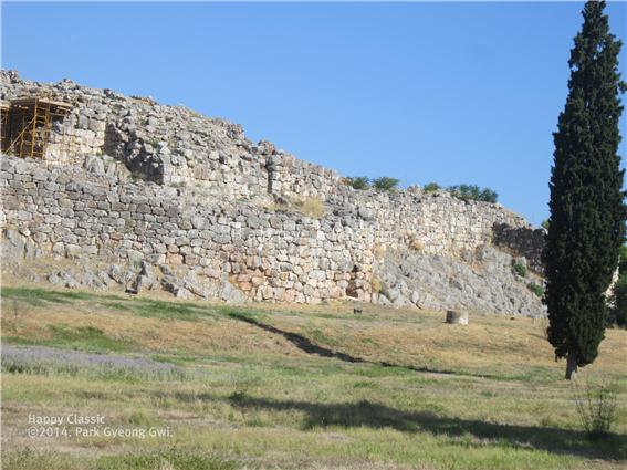 서쪽 도로에서 바라본 티린스 성벽, 바위 위에 거대한 돌로 두꺼운 벽을 쌓았다. ⓒ박경귀