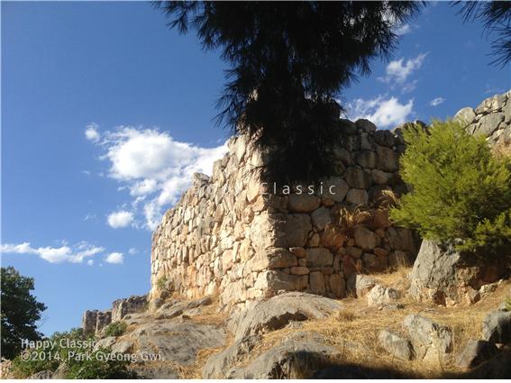 성 밖에서 바라본 티린스 성채의 동쪽이다. 바위 위에 거대한 돌을 쌓았다. ⓒ박경귀 
