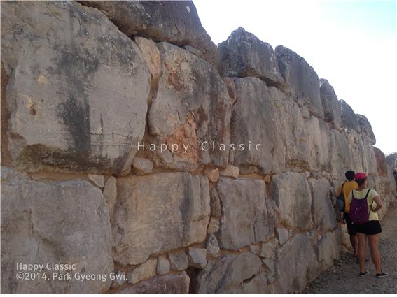 티린스의 성채 북쪽에 있는 주문(主門) 성 안쪽의 주벽(主壁)의 모습이다. 양쪽의 벽이 파우사니아스가 묘사한 주벽(主壁)이다. 얼마나 거대한 돌인지 한 눈에 알 수 있다. 고대 그리스 성벽 중 가장 큰 돌로 이루어진 성벽이다. 사람과 비교해 벽의 돌 크기를 가늠해 보라. ⓒ박경귀