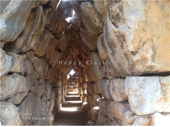 티린스 성채 동쪽의 출입 터널, 거대한 돌을 아치 형태로 쌓아 통로를 만들었다. ⓒ박경귀