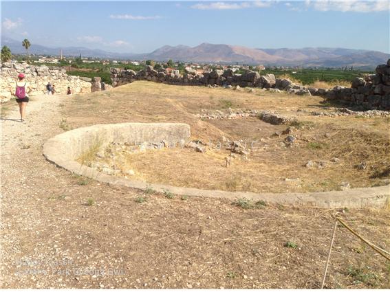티린스 아크로폴리스의 동남쪽이다. 원형 구조물의 기단이 남아있다. 곡식 등의 저장고로 사용되었을 것으로 추정된다. ⓒ박경귀 