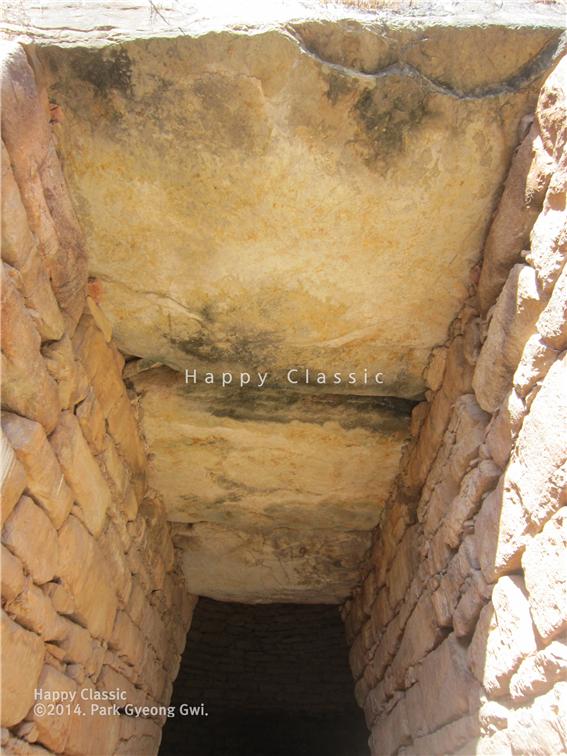 무덤으로 들어가는 입구의 천장을 거대한 돌로 덮었다. 미케네 문명의 거석(巨石) 문화를 여기서도 재확인할 수 있다. ⓒ박경귀 