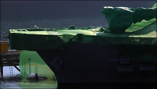 사진은 지난 7일 경남 거제시 대우조선해양 옥포조선소 내 특수선 안벽에 머문 채 방진포에 덮여 있는 모습. ⓒ연합뉴스