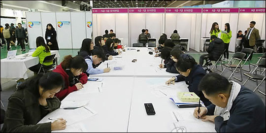한국경제연구원이 한국 여성 고용 및 경제활동은 고용선진국보다 낮은데 비해 노인인구 고용 및 경제활동은 고용선진국 2배 이상이라고 보고했다.(자료사진) ⓒ연합뉴스