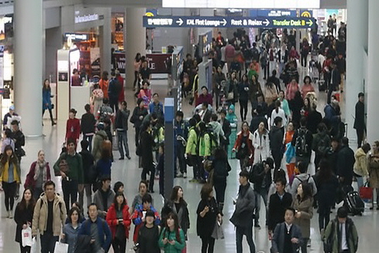 지난해 연말 해외로 나가려는 여행객들로 붐비는 인천국제공항 면세점 모습. ⓒ연합뉴스