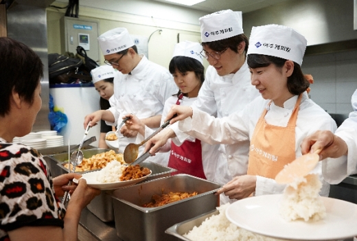 아주캐피탈 직원들이 서울 구로구 가리봉동 지구촌사랑나눔 무료급식소에서 배식봉사를 진행하고 있다. ⓒ아주캐피탈