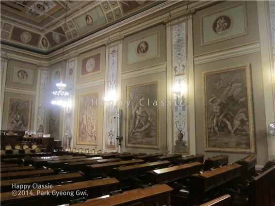 이탈리아 시칠리아 섬의 팔레르모에 있는 노르만 궁전의 헤라클레스 방이다. 노르만 궁전은 노르만 족이 12세기에 건축했다. 이 방의 벽면은 헤라클레스의 12과업을 그린 대형 그림으로 채워져 있다. 가장 왼쪽의 그림이 네메아의 사자와 싸우는 헤라클레스의 모습이다. 이곳은 현재 지방자치단체 의원들의 회의 장소로 사용되고 있고 관광객은 더 안으로 들어갈 수 없다. ⓒ박경귀 