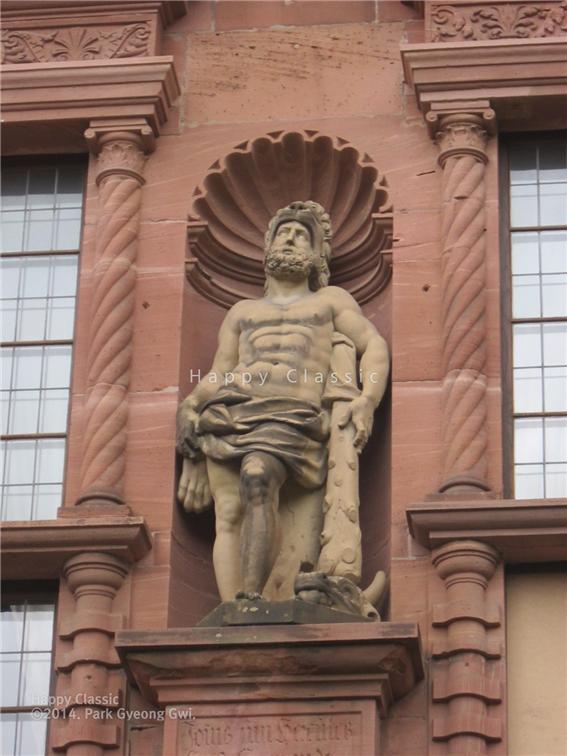 독일 하이델베르크 성 내의 한 건물에 있는 헤라클레스 대리석상, 머리에 사자머리 가죽을 쓰고 있고, 왼팔에 몽둥이를 끼고 있다. 오른쪽 다리 뒤로 사자의 발 가죽이 보인다. 현재 이 건물 지하는 약학 박물관으로 쓰이고 있다. ⓒ박경귀