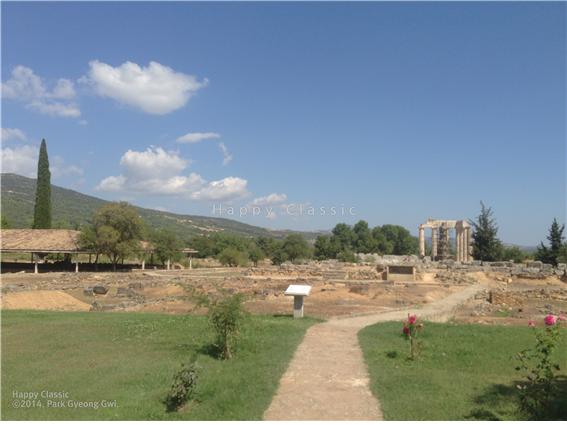 네메아 성역의 모습이다. 오른쪽에 보이는 유적이 제우스신전이고 왼쪽에 지붕으로 보호하고 있는 구역이 목욕장 유적이다. ⓒ박경귀 