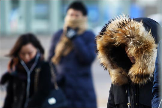 올 겨울들어 가장 추운 날씨를 보인 가운데 서울 여의도 한 거리에서 시민들이 출근길을 재촉하고 있다. ⓒ데일리안 홍효식 기자