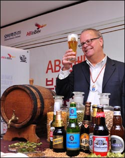 오비맥주는 18일 AB인베브 브루마스터 조지 리쉬를 초청해 맥주 만들기를 즐기는 소비자 등에게 양조기술을 전수하는 행사를 열었다. ⓒ오비맥주