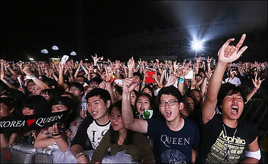 우리나라 국민의 문화여가 활동이 20대가 60, 70대보다 현저히 높은 것으로 나타났다. 지난 8월에 열린 '슈퍼소닉 2014'에서 관객들이 퀸의 공연을 보며 열광하고 있다. (자료사진) ⓒ연합뉴스