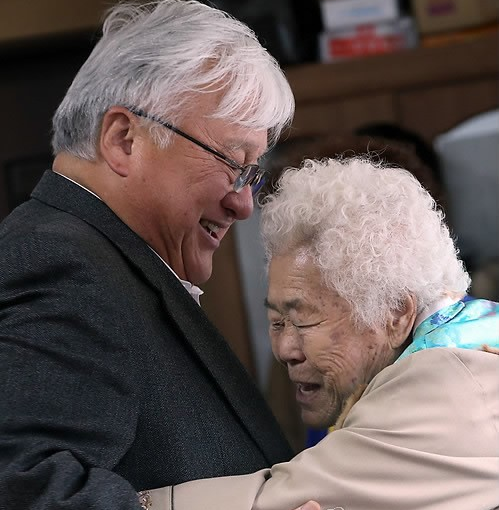 방한중인 마이클 혼다 미국 연방 하원의원(왼쪽)이 20일 오전 경기도 광주시 퇴촌면 일본군 위안부 피해 할머니들의 보금자리 나눔의 집을 방문, 이옥선 할머니와 반갑게 인사를 나누고 있다. ⓒ연합뉴스