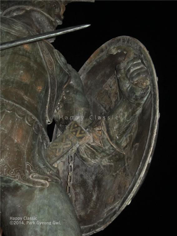 2014년 2월 첫 번째 방문한 야밤에 찾은 스파르타 중심 시가지에 있는 레오니다스 왕의 동상 ⓒ박경귀