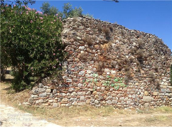 스파르타 아크로폴리스 입구의 방벽 유허, 다양한 잡석을 쌓은 것으로 보아 로마 시대 이후에 축조한 것으로 보인다. ⓒ박경귀