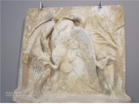 백조로 변신하여 레다를 겁탈하는 제우스, 제우스를 부추기는 에로스의 모습이 보인다. 크레타 이라클리온 고고학 박물관 ⓒ박경귀