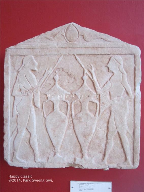 봉헌 비석에 새겨진 디오스쿠리의 모습, 디오스쿠리의 용맹을 숭상한 스파르타 인들의 의식을 엿볼 수 있다. BC 6세기 말에서 BC 5세기 초 작품, 스파르타 고고학 박물관 ⓒ박경귀
