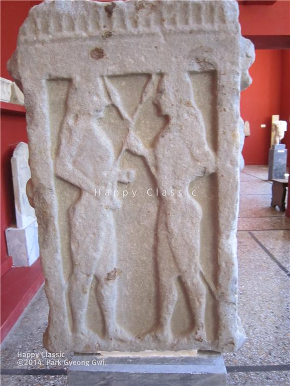 봉헌 비석에 새겨진 디오스쿠리의 모습, BC 575~ 550년 작품 추정, 스파르타 고고학 박물관 ⓒ박경귀