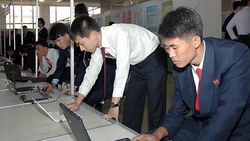 지난 10월 열린 북한의 제6차 전국대학생정보과학기술성과전시회에서 북한 대학생들이 컴퓨터를 하고 있다.ⓒ연합뉴스